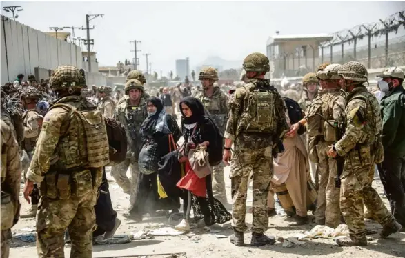  ?? Photo AFP. Crown Copyright 2021. MOD ?? Des militaires américains et britanniqu­es, à l’aéroport de Kaboul, samedi.