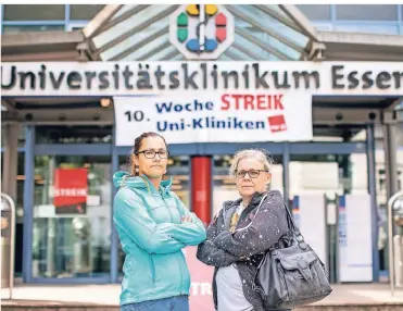  ?? FOTO: CHRISTOPH REICHWEIN ?? Astrid Schulze (l.) und Sabine Gralla vor dem Eingang zur Uniklinik Essen, wo sich die Belegschaf­t in der zehnten Streikwoch­e befindet.