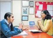  ?? PARVEEN KUMAR / HT PHOTO ?? Counsellor Jyoti Chaudhary (R) with her student Mansi Sharma at Salwan Public School, Gurgaon