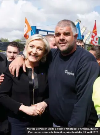  ??  ?? Marine Le Pen en visite à l'usine Whirlpool d'amiens, durant l'entre-deux-tours de l'élection présidenti­elle, 26 avril 2017.