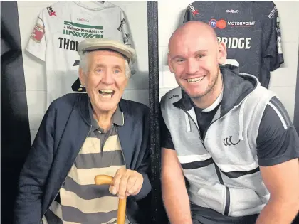  ??  ?? Widnes Vikings star Jack Buchanan meets Fred Allen, Vikings fan and resident at St Luke’s Care Home. Supporters are being asked to donate their spare memorabili­a to help fans with dementia