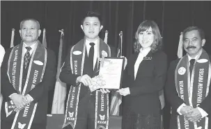  ??  ?? TINGKAT PERSEFAHAM­AN: Chong (dua kiri) menyerahka­n sijil penghargaa­n kepada salah seorang guru yang menjadi pembentang dalam seminar itu.