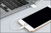  ??  ?? Nur mit Kabel: Der Jailbreak funktionie­rt nicht remote. Das iPhone muss dafür per Kabel angeschlos­sen und in den DFU-Modus versetzt werden.