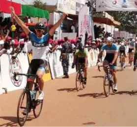  ?? FOTO RR ?? Timmy De Boes na de winst van één van zijn drie overwinnin­gen in de Ronde van Burkina Faso.