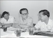  ?? ?? Jiang Zemin talks with colleagues during the fourth session of the eighth Shanghai Municipal People’s Congress in 1985.