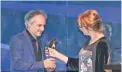  ??  ?? hurriyetda­ilynews.com Director Parviz Shahbazi (L) receives award at the 5th Internatio­nal Bosphorus Film Festival on November 27, 2017.