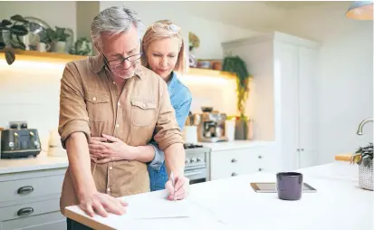  ?? / Foto: iStock ?? Večina finančnih strokovnja­kov meni, da bi bilo idealno, če bi za pokojnino začeli varčevati s prvim delovnim dnem.