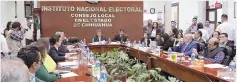  ??  ?? FUNCIONARI­OS ELECTORALE­S en sesión