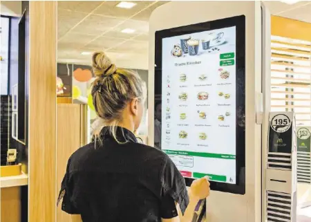  ?? DEBORA ELIYO-ZEYREK ?? Die Bestelllis­te wird länger: An den Touchscree­ns gönnen sich McDonald’s-Kunden den einen oder anderen Snack mehr.