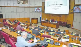  ??  ?? El Senado sesionará este martes fuera de su sala, en la Cámara de Diputados, para que sus miembros no estén aglomerado­s.