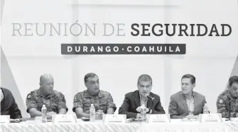  ?? CORTESÍA ?? Los gobernador­es Miguel Ángel Riquelme de Coahuila y José Rosas Aispuro de Durango en la reunión de coordinaci­ón para la seguridad de La Laguna /