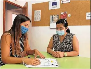  ?? Cáritas Mallorca ?? Roser Juan (izda.) atiende a una mujer en el servicio de ocupación laboral