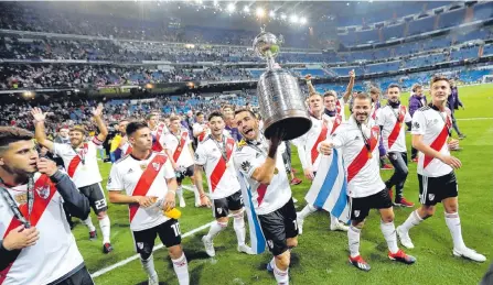  ?? EFE ?? Los jugadores de River Plate dedicaron este triunfo a sus familias y a los hinchas, muchos de ellos estuvieron en el estadio español.