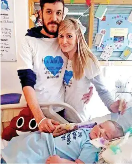  ??  ?? Overwhelme­d: Charlie Gard’s parents at his hospital bedside