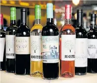  ??  ?? Vinos
Hasta hoy el vino está excento y el agua paga 4% de impuestos internos. Con la reforma el agua no pagará y el vino pasará a 17%. Habrá quejas.