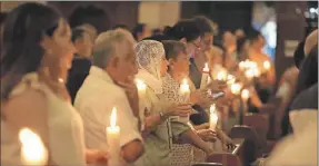  ?? ?? Personas participan en el rito del encendido del Fuego Nuevo del Sábado Santo en la Catedral meridana