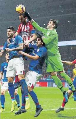  ?? FOTO: GETTY ?? Iago Herrerín El portero del Athletic despeja un balón en el partido del Wanda