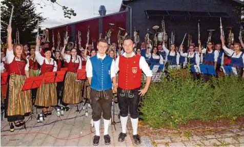  ?? Fotos: Karin Marz ?? Ein Gruß der Orchester: Viel Applaus gab es zuvor für beide Kapellen mit Dirigent Maximilian Menz (links) und Andreas Simmnacher (rechts).