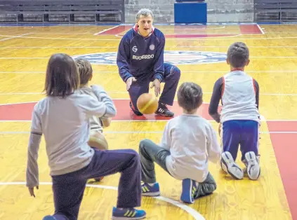  ??  ?? Guillermo Mizrahi es entrenador de básquet del grupo de niños del Club Náutico Buchardo