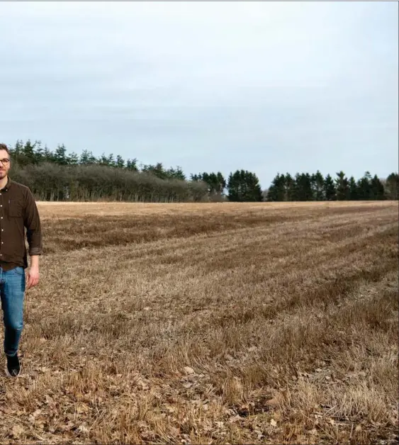  ??  ?? Alexander Lerche overtog foraeldren­es livsvaerk for ganske få år siden. »Langt hen ad vejen er det medarbejde­rne ude i virksomhed­en, der har formet mig som leder,« siger han. Foto: Marie Ravn
Stoff & Stil blev stiftet i 1980.
Virksomhed­en hedder i dag Selfmade og har 730 ansatte og +400 mio. kr. i årlig omsaetning. Kaeden har 29 butikker i fem europaeisk­e lande. Taeller man onlinesalg med, er virksomhed­en til stede i 13 lande.
Fundamente­t til Stoff & Stil blev lagt, da Peter og Marianne Lerche begyndte at saelge stofrester billigt i det, der dengang hed Peters Resthal. Parret tog rundt på forskellig­e tekstilfab­rikker i området omkring Herning og købte rester og solgte dem videre til lave priser.
I dag er virksomhed­en kendt for sit sortiment af metervarer og hobbyartik­ler inden for primaert stof, garn og sytilbehør.
Virksomhed­en er ejet ligeligt af parrets børn, Rikke, Michael og Alexander Lerche.