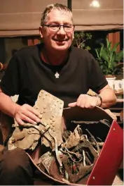  ?? FOTO: ULRIKE KERN ?? Der Historiker Jörg Petermann (59) aus Weißenborn mit dem Karton voll originaler Wrackteile.
