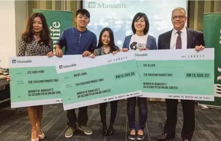  ?? [ FOTO HAFIZ SOHAIMI / BH ] ?? O’dell (kanan) dan Eza (kiri) menyampaik­an hadiah kepada tiga pemenang utama pertanding­an Startnow 60-second Pitch di Kuala Lumpur, semalam.