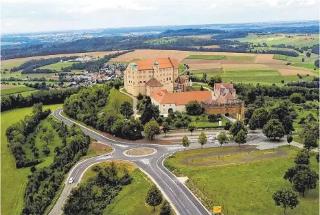  ?? FOTO: SZ-ARCHIV ?? Schloss Kapfenburg thront hoch über Lauchheim. Die alte Festung ist Sitz der Internatio­nalen Musikschul­akademie.