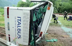  ??  ?? Tragedia sfiorata Il pullman trentino rovesciato a Carpen di Quero Vas nel 2014