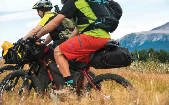  ??  ?? Non solo vento. Pedalare in Patagonia significa combinare ciclismo e avventura.