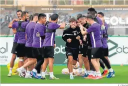  ?? E. FENOY ?? Bobby Duncan sonríe tras recibir la ‘bienvenida’ de sus compañeros.