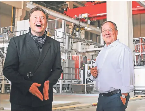  ?? FOTO: PATRICK PLEUL/DPA ?? Tesla-chef Elon Musk und Unionskanz­lerkandida­t Armin Laschet besichtige­n die künftige Gießerei im Werk der Tesla-fabrik in Grünheide.