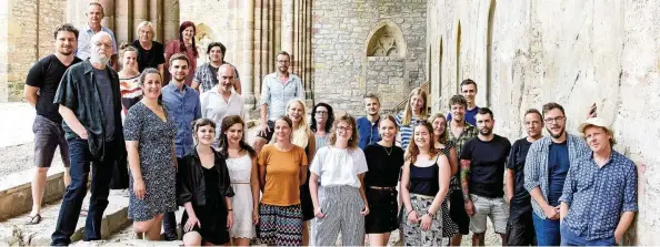  ?? FOTO: LUTZ EDELHOFF ?? Das Ensemble des Sommerthea­ters in der Barfüßerru­ine : „Diener zweier Herren“heißt in diesem Jahr das Stück, das für unterhalts­ame Sommeraben­de sorgen soll.