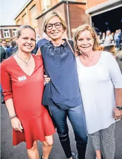  ??  ?? Angela (l.) und Hille Erwin (r.) sowie Nicole Hinkel hoffen, dass Manuel Neuer bei der Weltmeiste­rschaft möglichst viele Bälle fängt.