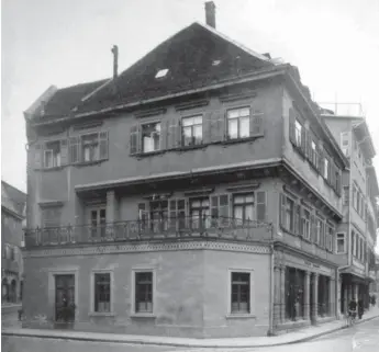  ?? FOTO: STADTARCHI­V ?? Im Kern erhalten, doch vielfach umgestalte­t: Das Haus der einstigen Patrizierg­esellschaf­t „Zum Esel“am Beginn der Marktstraß­e und in nächster Nachbarsch­aft zum Rathaus (Foto um 1910).