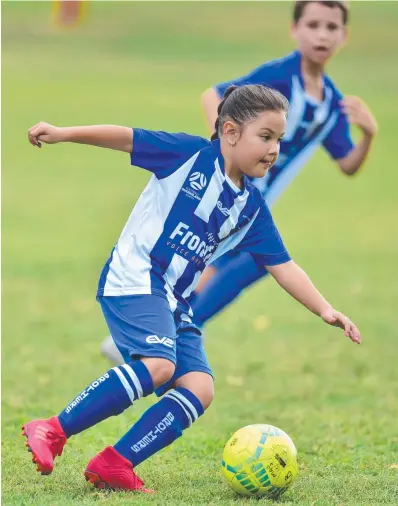  ?? Pictures: EVAN MORGAN ?? KICKING ON: Brothers Aaliuah Cullen takes charge of the ball.