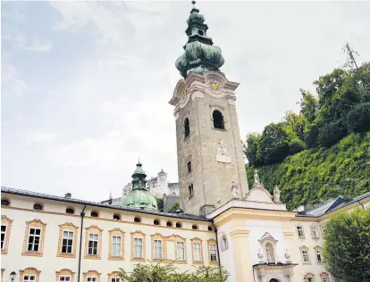  ??  ?? Das Kloster Sankt Peter in der Salzburger Altstadt ist derzeit der Zufluchtso­rt des Flüchtling­s.