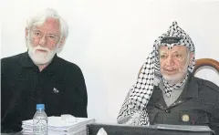  ?? AFP ?? Palestinia­n leader Yasser Arafat, right, meets with Uri Avnery, left, at Arafat’s office in Ramallah in May 2002.
