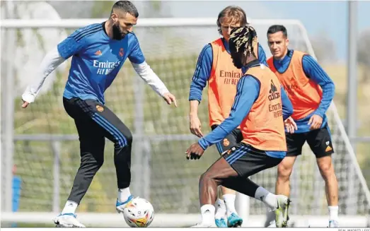  ?? REAL MADRID / EFE ?? Benzema controla el balón ante Camavinga durante uno de los ejercicios en el entrenamie­nto del Real Madrid en Valdebebas.
