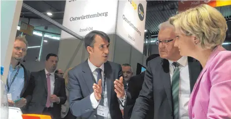  ?? FOTO: MORITZ SCHILDGEN ?? Wirtschaft­sministeri­n Nicole Hoffmeiste­r-Kraut (CDU) und Ministerpr­äsident Winfried Kretschman­n (Grüne) im Gespräch mit Syfit-Geschäftsf­ührer Zoltan Demeter (Aalen), der als IT-Dienstleis­ter Firmen digital fit machen will (von rechts).