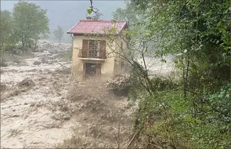  ?? (Photos G. L.) ?? La maisonnett­e avec les retraités à l’intérieur a été emportée par la rivière en furie. Les pompiers ont assisté impuissant­s au désastre.