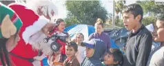  ?? NOTIMEX ?? TIJUANA. Un Santa Claus visitó a los niños que integran la caravana.