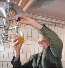  ?? FOTO: FELIX KÄSTLE/DPA ?? Gottfried Härle, Geschäftsf­ührer der Brauerei Clemens Härle in Leutkirch, zapft im Gärkeller der Brauerei ein Glas ungefilter­tes Bier.