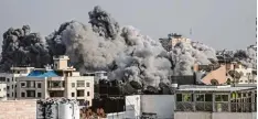  ?? Foto: Mahmud Hams, afp ?? Rauch über Gaza Stadt: Die israelisch­e Luftwaffe hat nach massiven Attacken der Ha mas mit Luftangrif­fen reagiert.