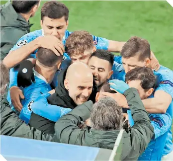  ?? FOTO: AFP ?? Los Citizens celebraron con Guardiola tras concretar el boleto a semis.