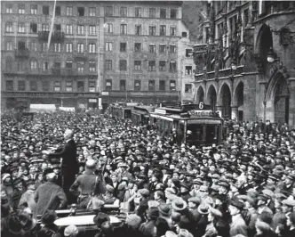  ??  ?? Nazisten Julius Streicher eggjar Adolf Hitler sine tilhengara­r på Marienplat­z i München sentrum 8. november 1923. I kampen som knuste «ølkjellark­uppet», mista 16 nazistar og fire politifolk livet. Ti år seinare styrte Hitler landet.
