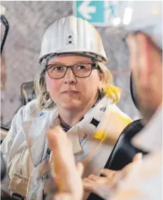  ?? FOTO: DPA ?? Svenja Schulze (SPD) beim Besuch des Atommüllen­dlagers Asse: Die Umweltmini­sterin will Ressorts zum CO2-Sparen anhalten.