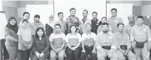  ??  ?? PENGARAH BSMM Labuan, Christine Mungge (tiga kiri) bersama kakitangan Sapura Kencana Petroleum Sdn. Bhd yang menyertai Kursus Pertolonga­m Cemas Asas dan CPR.