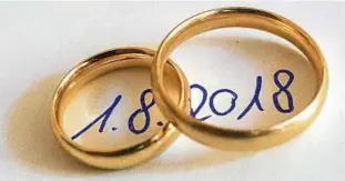  ?? Foto: Klaus-Dietmar Gabbert ?? Eheringe liegen auf dem handschrif­tlich geschriebe­nen Datum ... Die Standesämt­er richten sich auf einen Ansturm von Heiratswil­ligen ein.