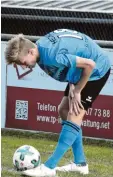  ?? Foto: Oliver Reiser ?? Das tut weh. Aystettens Maximilian Heckel hat sich im Spiel gegen den FC Memmingen II einen Muskelfase­rriss zugezogen.