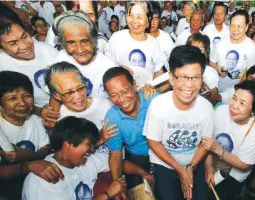  ??  ?? BINAY AND SENIOR CITIZENS – Vice President Jejomar C. Binay shares a light moment with senior citizens in Barangay Amoranto, La Loma, Quezon City yesterday, where they discussed issues and concerns involving the elderly. (Camille Ante)